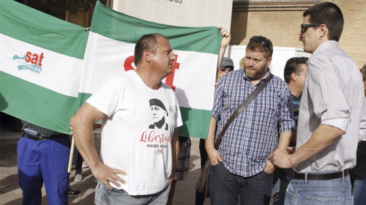 Los tres inculpados han acudido a la sede judicial arropados por representantes del Sindicato Andaluz de los Trabajadores (SAT). Foto: Álex Cámara