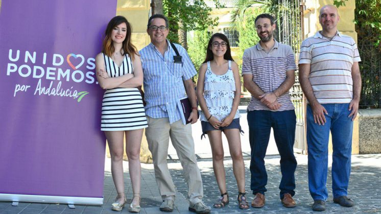 Los miembros de la candidatura de Unidos Podemos en la puerta del CSIC este lunes. Foto: aG