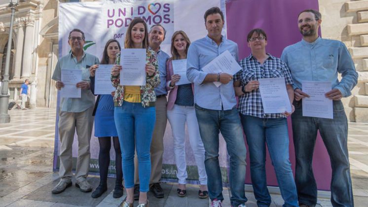 Los miembros de Unidos Podemos, este viernes en Plaza Nueva. Foto: aG