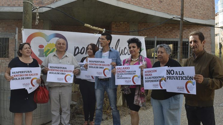 Miembros de Unidos Podemos a las puertas del Centro de Salud de Bola de Oro, aún sin terminar. Foto: aG
