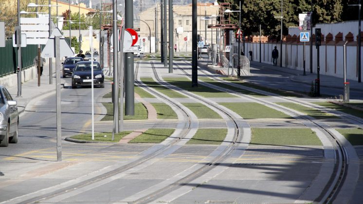 La calle Argentina llega hasta la zona por la que discurren las vías del Metro en Maracena. Foto: Álex Cámara
