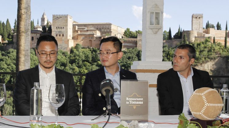 El nuevo mandatario ha comparecido junto a Sergi Vieta, su hombre de confianza en Granada. Foto: Álex Cámara