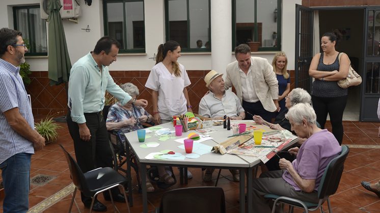 El delegado de Igualdad, Hinigio Almagro, ha visitado las instalaciones. Foto: Junta / aG 