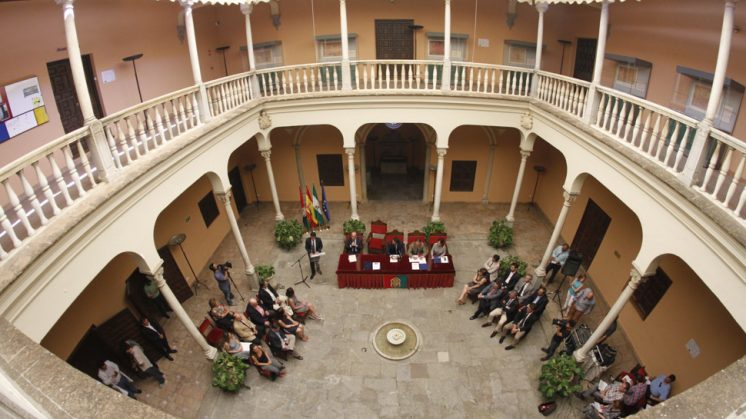 La firma del convenio se ha realizado en el Palacio de los Córdova. Foto: Álex Cámara