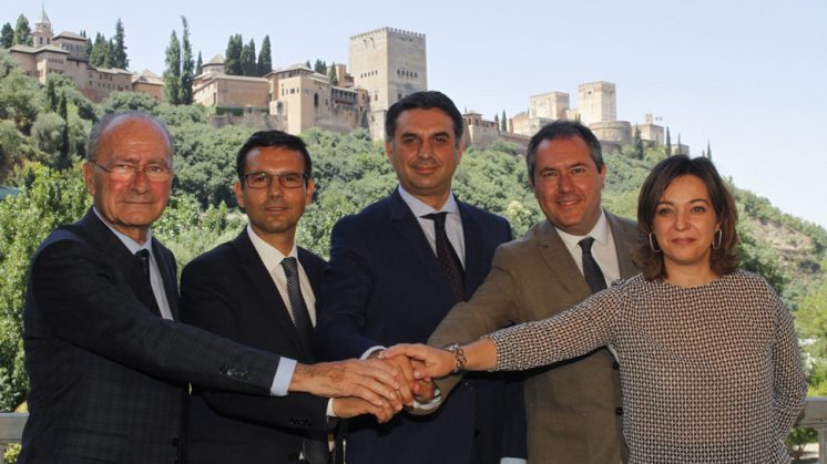 Los cuatro alcaldes posan junto al consejero de Turismo y Deporte (en el centro), con la Alhambra de fondo. Foto: Álex Cámara