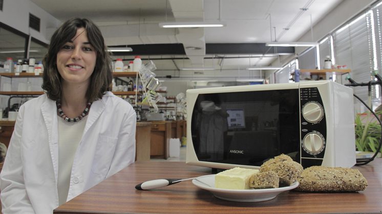 La inventora del cuchillo, Laura García Molina, en el laboratorio de Ingeniería Química de la Universidad de Granada. Foto: UGR Divulga