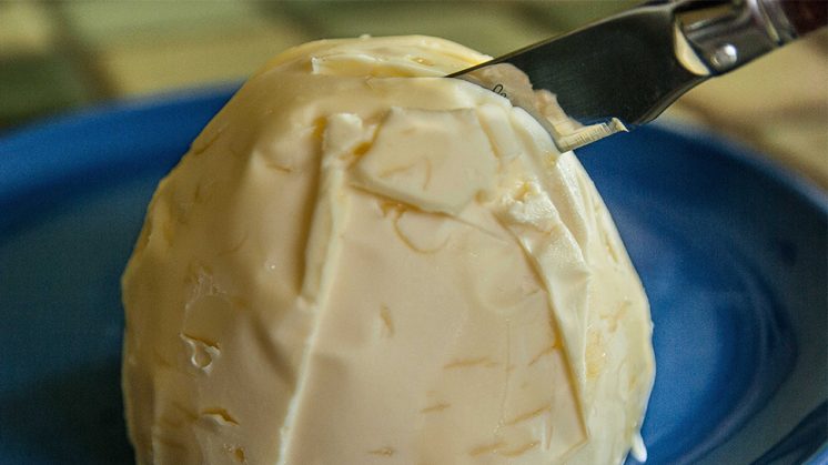 Se puede calentar en el microondas el utensilio y no la mantequilla, ya que tan solo se funde o se corta la cantidad de producto que se va a consumir. Foto: Pixabay