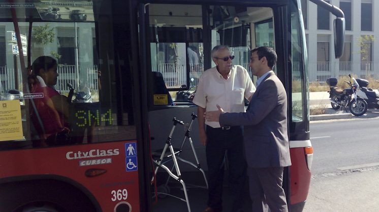 El alcalde de Granada, Francisco Cuenca, habla con uno de los usuarios del transporte público en la parada del SN4 y U3 frente al Hospital del PTS. Foto: N.S.L.