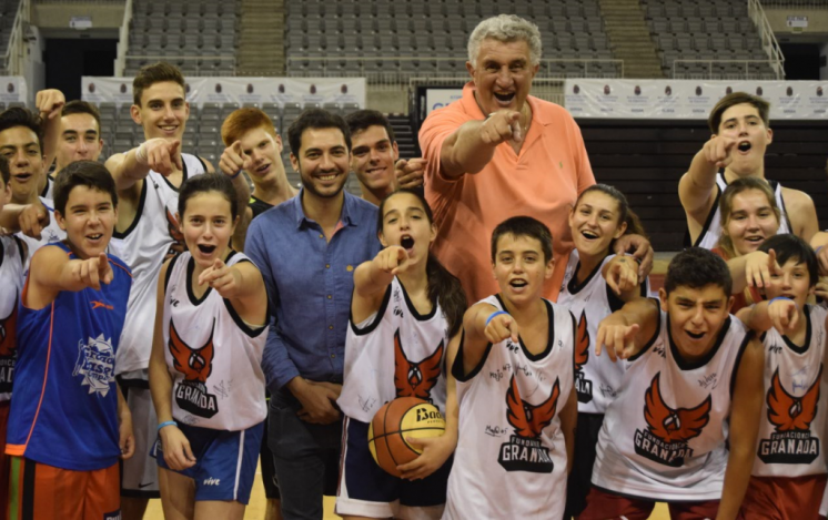 El exjugador de baloncesto, Fernando Romay, junto a los participantes en el Campus Gigantes. Foto: Fundación CB