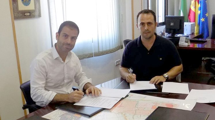El alcalde y el directivo de la empresa durante la firma del convenio. Foto: Ayuntamiento / aG