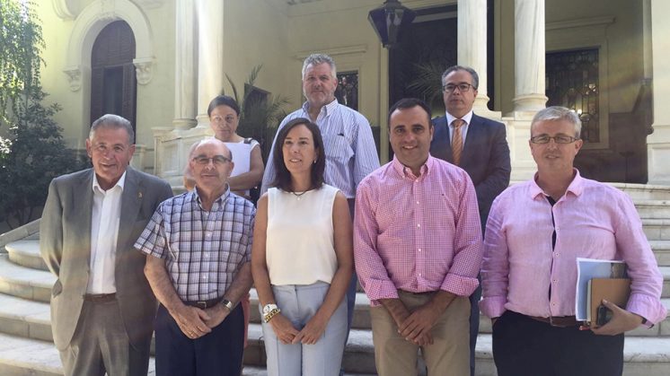 Los alcaldes de Ogíjares y Alhendín, junto a la subdelegada accidental, Eva Blanco, y representantes de Hormigones Nevada. Foto: aG