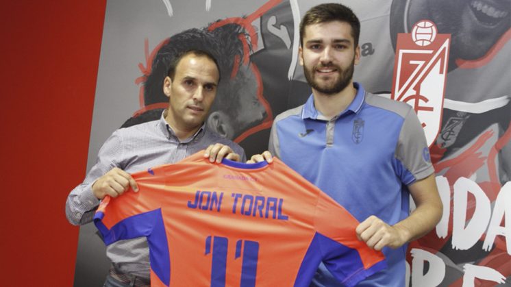 Jon Toral junto al director deportivo del Granada CF, Javier Torralbo. Foto: Álex Cámara
