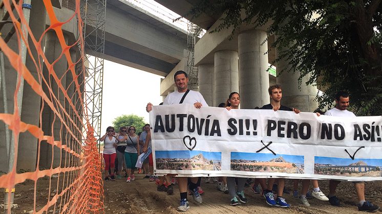 La marcha pacífica ha discurrido por las obras que se ejecutan de la autovía. Foto: Luis F. Ruiz