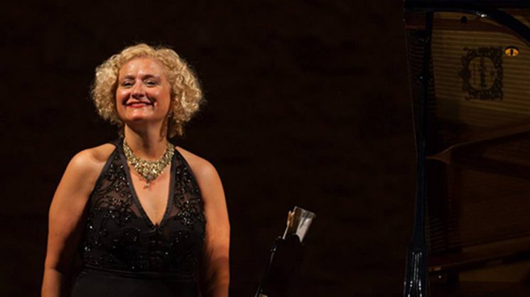 La pianista Marisa Blanes en uno de sus conciertos. Foto: Página Oficial Marisa Blanes