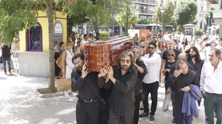 El féretro con los restos mortales del guitarrista ha llegado a Granada pasadas las 16.00 horas de este viernes. Foto: Álex Cámara