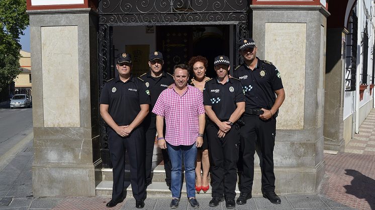 Los agentes de la Policía Local de Pinos Puente junto al alcalde y la concejal de Seguridad Ciudadana. Foto: Ayuntamiento