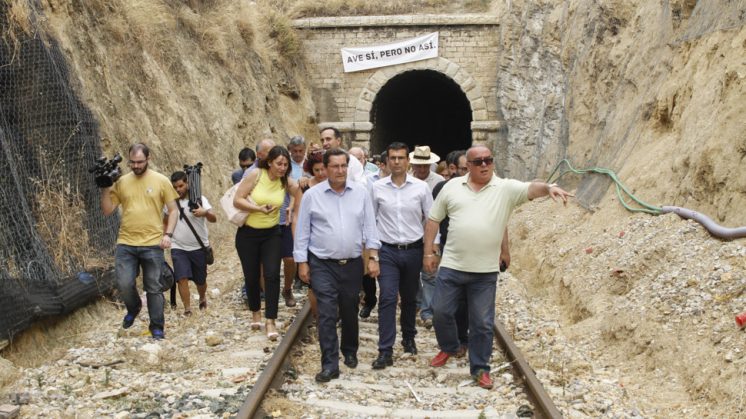 El presidente de Diputación, José Entrena, y el alcalde de Granada, Francisco Cuenca a la salida del túnel de la Estación de Loja. Foto: Álex Cámara