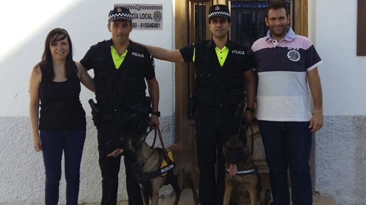 La alcaldesa de Las Gabias y el concejal de Seguridad, junto con los dos agentes de la Unidad Canina y Drey y Harry. Foto: aG