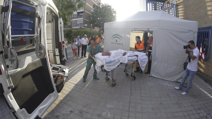 El primer paciente sube a la ambulancia que ha salido hacia las 08.10 horas. Foto: Álex Cámara