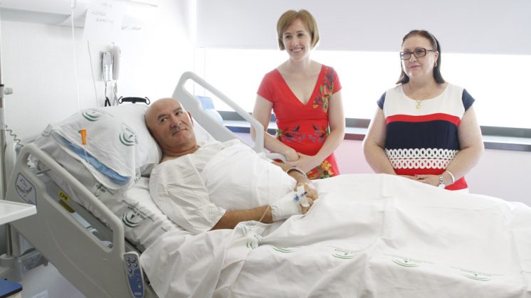 Marcelo Olmedo, primer paciente trasladado al Hopital del Campus de la Salud, junto a su esposa e hija. Foto: Álex Cámara