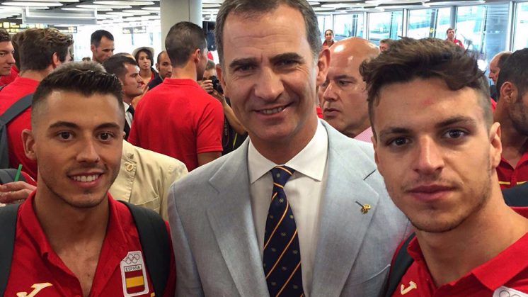 Víctor, a la derecha de la imagen junto al Rey, el pasado jueves cuando viajaban a Río. Foto: Twitter