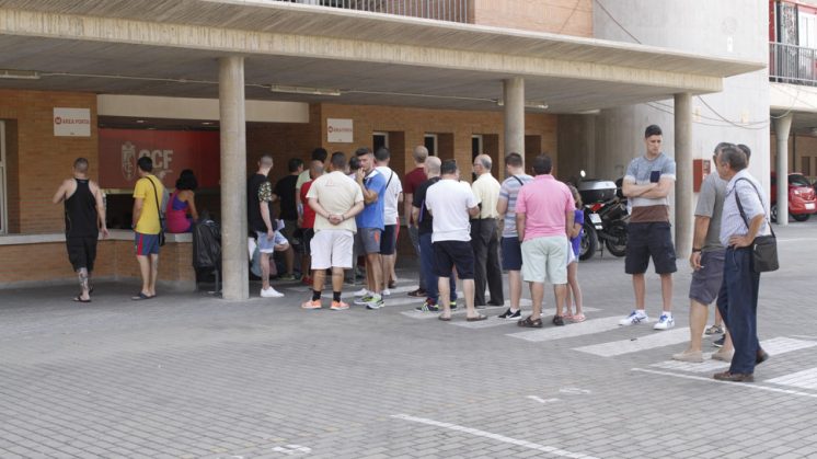 Colas para la renovación de los abonos del Granada CF este lunes. Foto: Álex Cámara