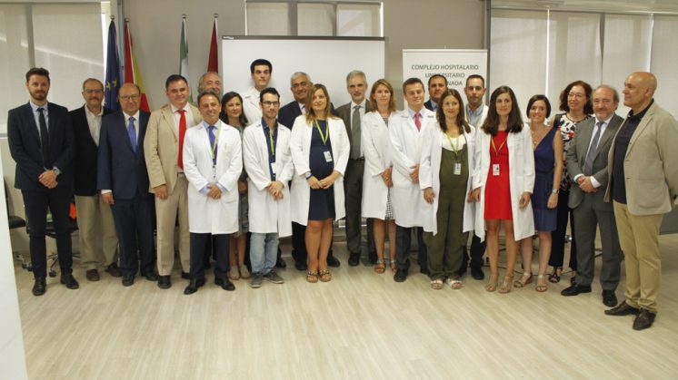 El grupo de profesionales que ha hecho posible el trasplante de piel junto a los consejeros y delegados de la Junta de Andalucía. Foto: Álex Cámara