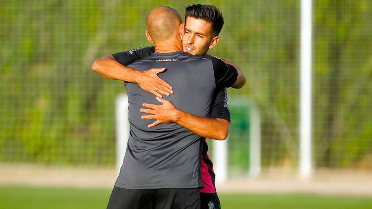 Alberto Bueno y Paco Jémez se abrazan en el entrenamiento de este miércoles. Foto: Pepe Villoslada / Granada CF 