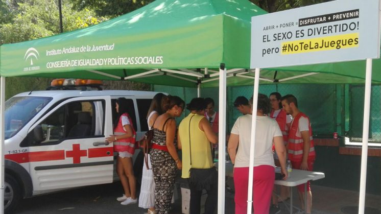 Los voluntarios de Cruz Roja Juventud serán los encargados de ofrecer folletos y de realizar una labor informativa durante las noches de fiesta en Albolote. Foto: aG