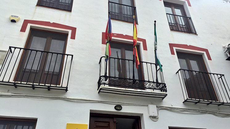 El Ayuntamiento de Víznar ya luce crespones negros en sus banderas. Foto: Luis F. Ruiz