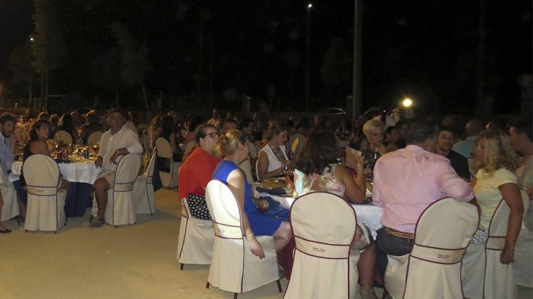 A la cena celebrada en Huetor Tájar asistieron vecinos de otros municipios como Villanueva Mesía, Moraleda de Zafayona, Salar, Granada capital y Guadix o Baza. Foto: aG