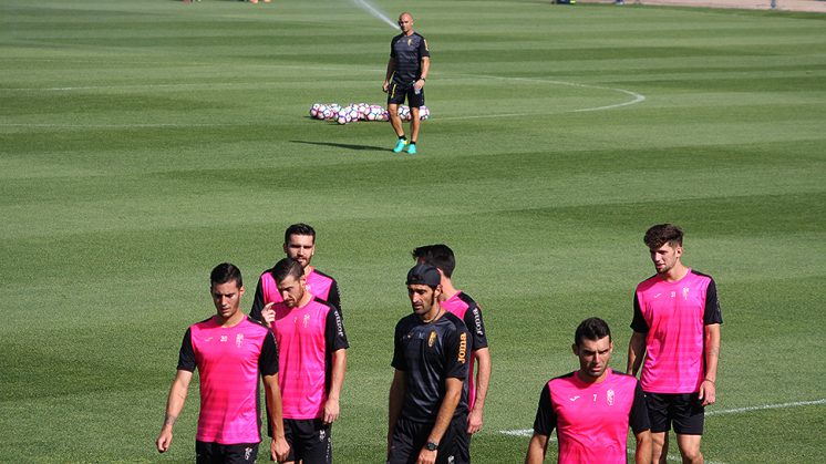 Jémez observa a sus jugadores en el entrenamiento matinal. Foto: L. F. Ruiz