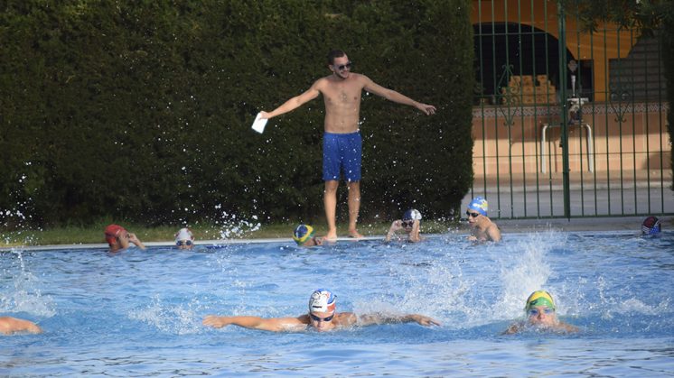 El entranador, Jorge Puerta, da indicaciones en una sesión del equipo de natación. Foto: aG