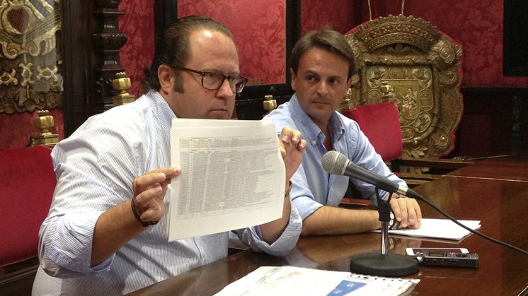 Los ediles el PP, Francisco Ledesma y Juan Antonio Fuentes, durante su comparecencia de prensa. Foto: aG