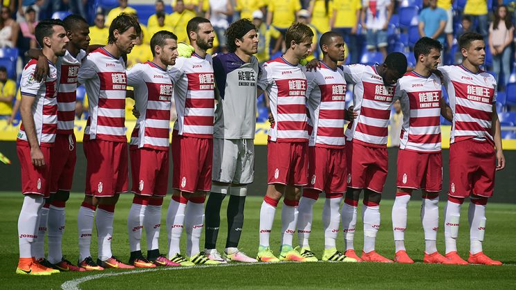 Los jugadores del Granada CF, durante el minuto de silencio que se guardó el domingo en el Gran Canaria. Foto: LOF
