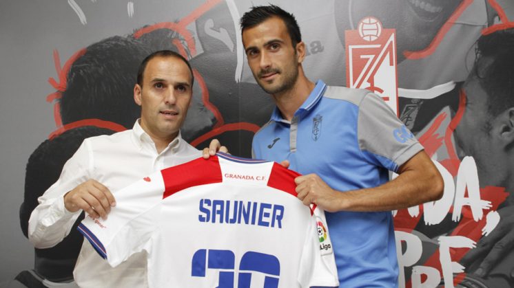 El nuevo jugador del Granada CF, Matthieu Saunier, junto al director deportivo, Javier Torralbo. Foto: Álex Cámara