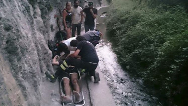 Momento en el que el Grupo de Rescate de Montaña de Guardia Civil y Protección Civil procedían a la evacuación del escalador. Foto: Emergencias 112 