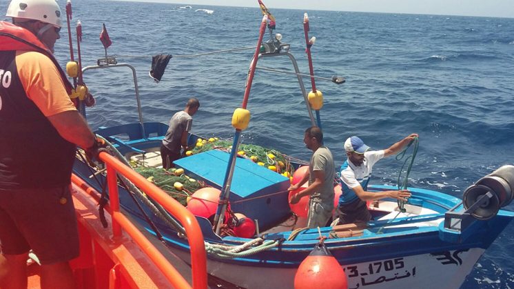 Momento del rescate del pesquero marroquí Intisar.Foto: Salvamento Marítimo