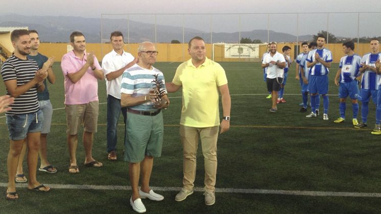 En la imagen, Antonio Cabrera, hermano de Valerio, junto al alcalde cullero en el Trofeo Memorial del año pasado. Foto: aG