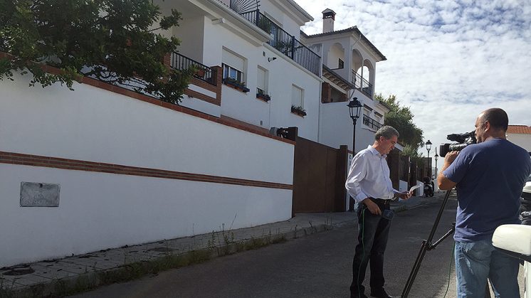 Dos periodistas, en las inmediaciones de la casa de Ana Huete en Víznar. Foto: Luis F. Ruiz