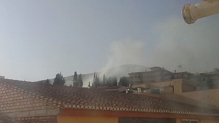 El humo se ve desde las casas de alrededor. Foto: @Davellanedar 