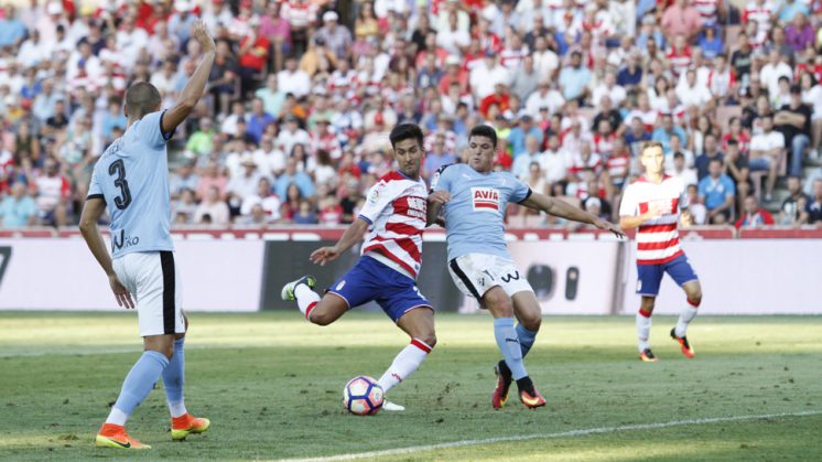 Alberto Bueno jugó su primer partido como jugador del Granada CF en la segunda parte. Fotos: Álex Cámara