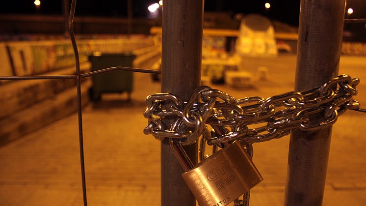Un candado con una cadena simboliza el cierre definitivo del Botellódromo. Foto: Luis F. Ruiz