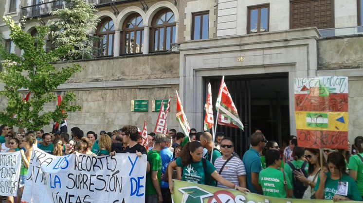 La manifestación ha tenido lugar en las inmediaciones de la Delegación de Educación. Foto: aG