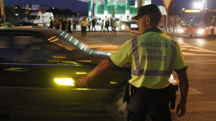 La Guardia Civil se encargó de recular el tráfico rodado en la zona para el paso de peatones. Foto: Álex Cámara