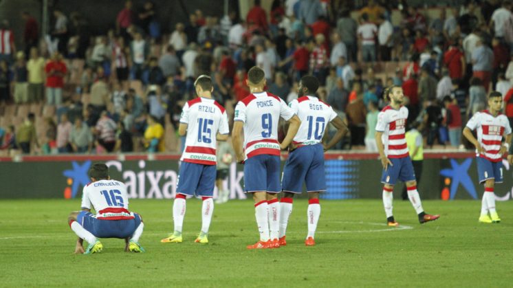 El equipo, abatido tras perder en casa por 1-2 ante el Athletic. Foto: Álex Cámara