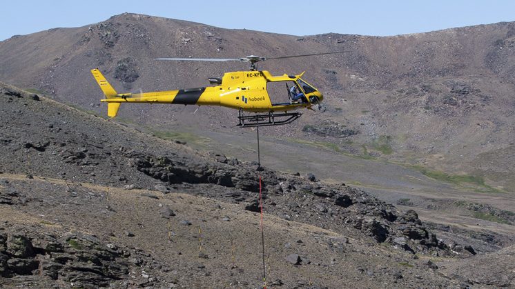  El helicóptero fue requerido por la estación para transportar las poleas y balancines a las pilonas de los dos telesillas donde el acceso rodado o el acondicionamientos de caminos está prohibido por la protección ambiental de la zona. Foto: Sierra Nevada