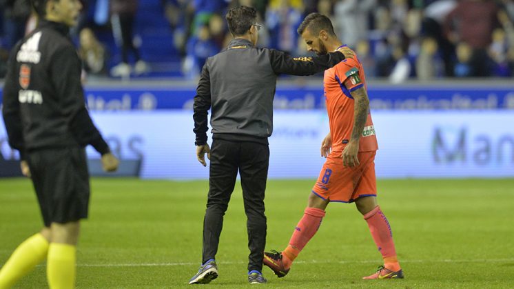 Javi Márquez se retira cabizbajo tras sufrir la derrota. Foto: LOF