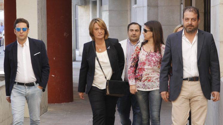La diputada provincial Luisa García Chamorro, en el centro de la imagen, al acudir a los juzgados este jueves. Foto: Álex Cámara