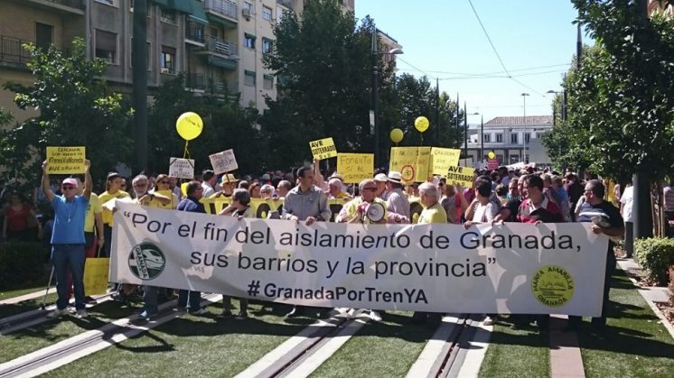 Centenares de personas se han dado cita en la Estación de Renfe para comenzar la marcha. Fotos: P. Chines